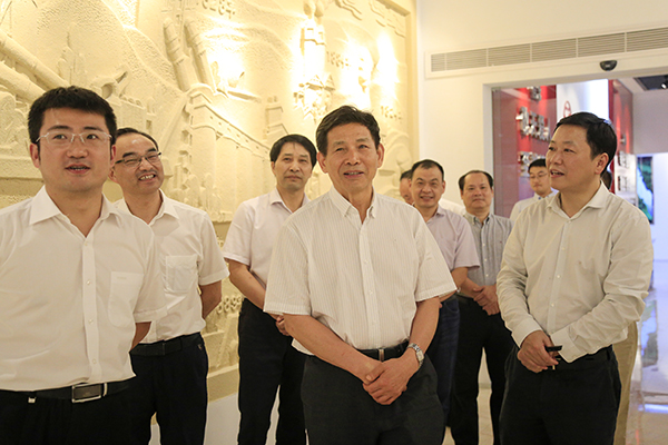 2017年9月，中國建筑材料聯(lián)合會會長喬龍德（中）來集團(tuán)調(diào)研，充分肯定集團(tuán)在創(chuàng)新驅(qū)動、綠色發(fā)展、“一帶一路”等方面取得的成績