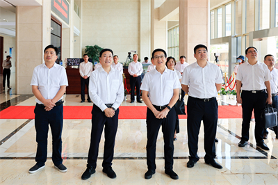 2022年8月，蘭溪市委書記戴翀(左三)來紅獅集團(tuán)調(diào)研
