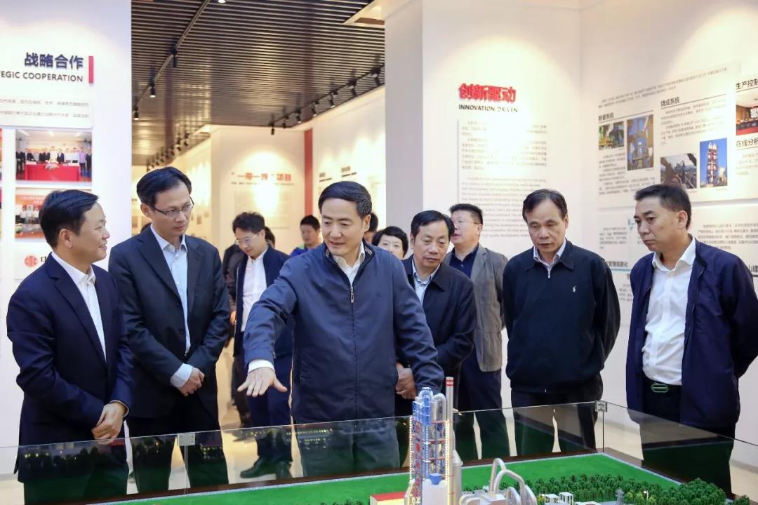浙江省人大常委會副主任趙光君（左三）看望省人大代表、紅獅集團(tuán)董事長章小華